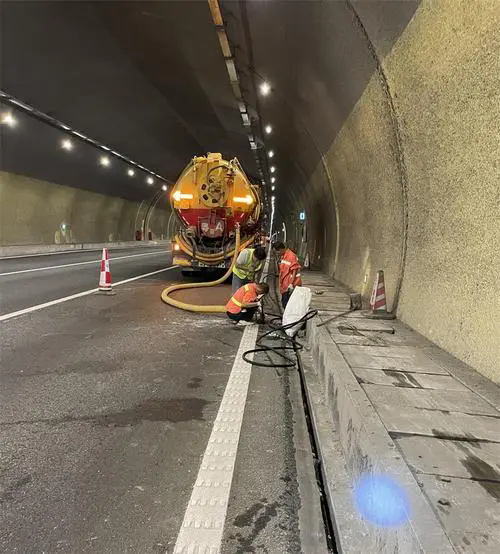 东城隧道排水渠清淤